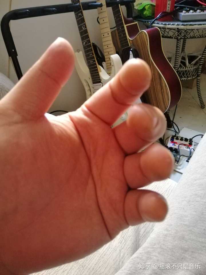 我想看看弹吉他的手 是不是都很秀气那种?