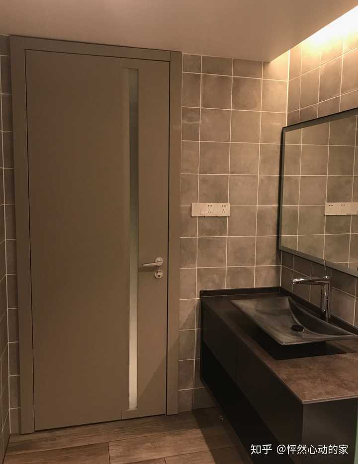 浴室柜同样是自己设计,让木工现场制作,现场喷漆,抽屉用了反弹轨道.