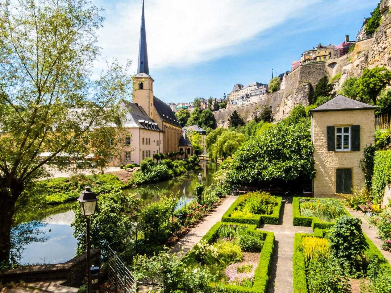 卢森堡是现今欧洲大陆仅存的大公国,邻国法国,德国和比利时包围,地势