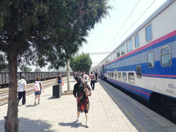 三家店站(北京),这才是大多数国铁车站的真实样子,有候车室,但面积