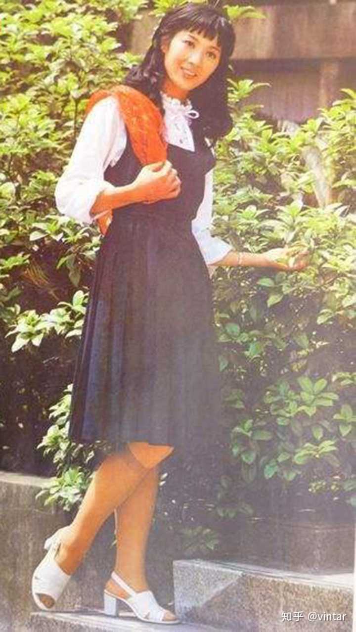 还有80年代国内非常红的日本影星山口百惠也是丝袜凉鞋