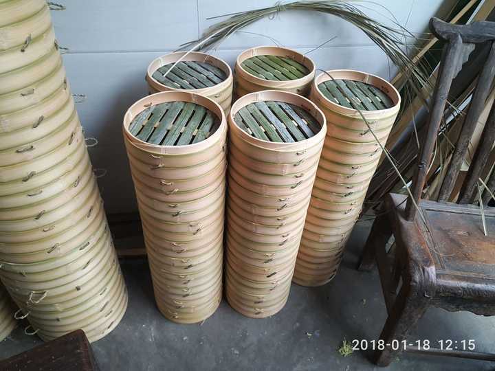 民间专门修理农具的手艺人,也用竹子制作一些家庭用品,比如蒸笼
