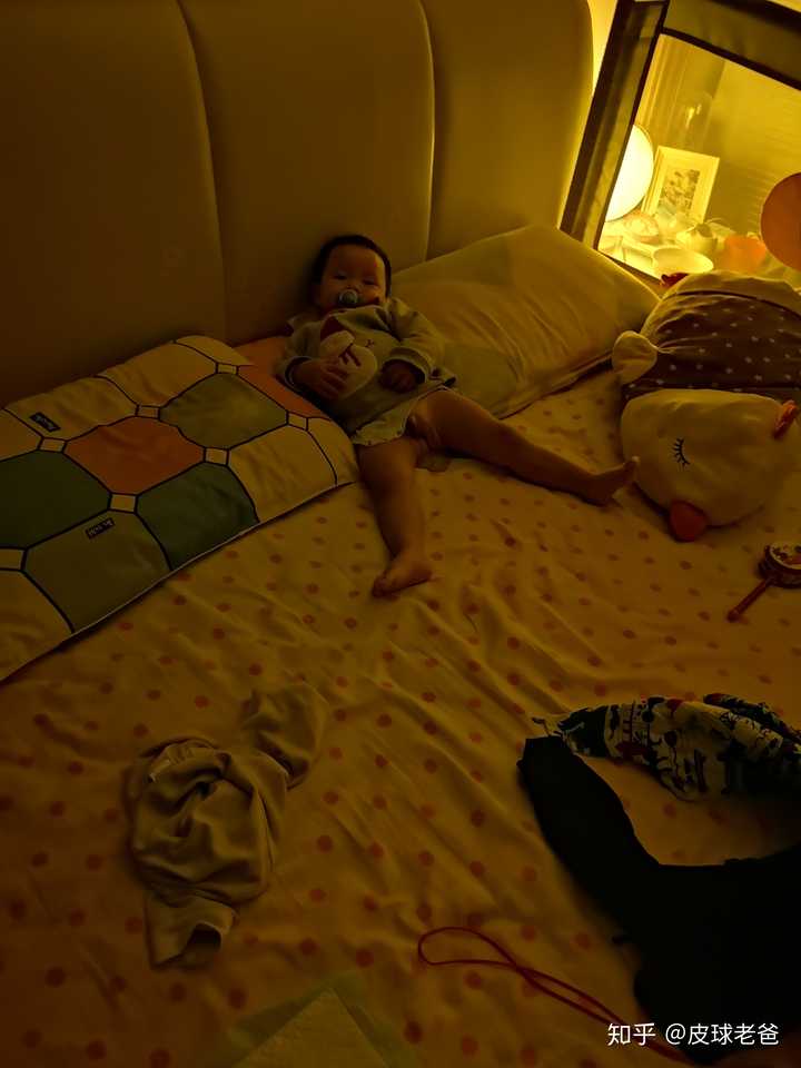 就这么几秒钟时间,球球光着屁股爬到了枕头旁边, 想着自己这么辛苦的