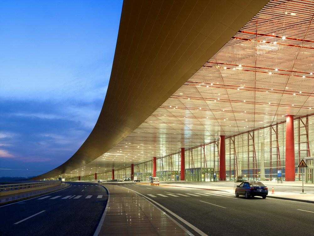 首都国际机场t3航站楼的雨篷,在座的各位感受一下 最大悬挑50多米!