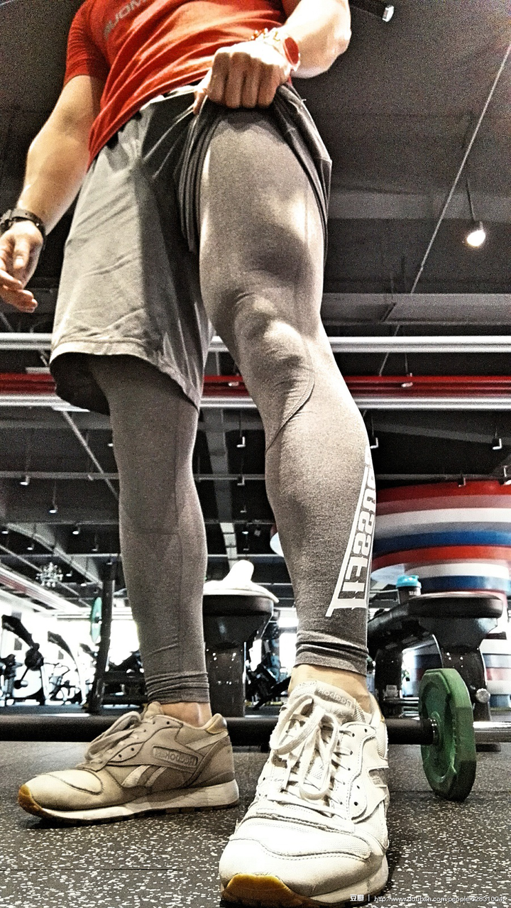 为什么很多健身教练的下半身不像上半身那么强壮?