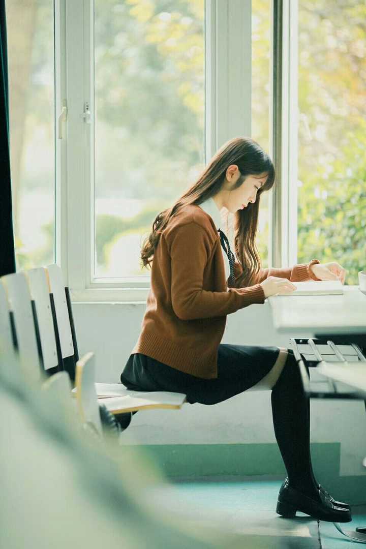 汤以诺 毕业于山东省实验中学 2017年市文科状元 目前就读于复旦囱Ё