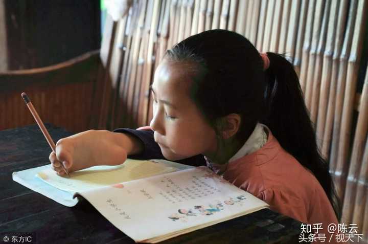 这是一个9岁的四川小姑娘,可以用脚写字