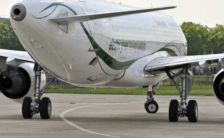 为什么飞机降落时轮子不提前转动?