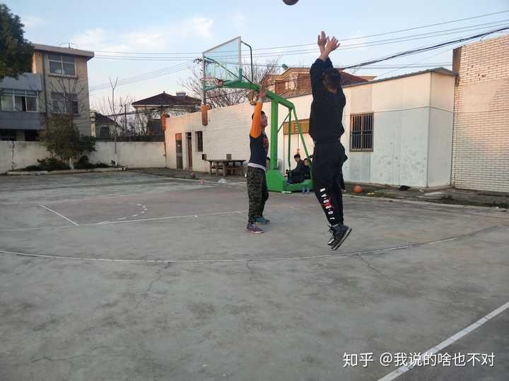想问一下各位知友,你们刚打篮球的时候都是什么样的?