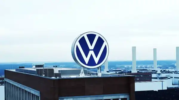 大众汽车集团去年营收几乎持平，营业利润却腰斩，德国本土计划至 2030 年裁员 5 万人，如何解读？