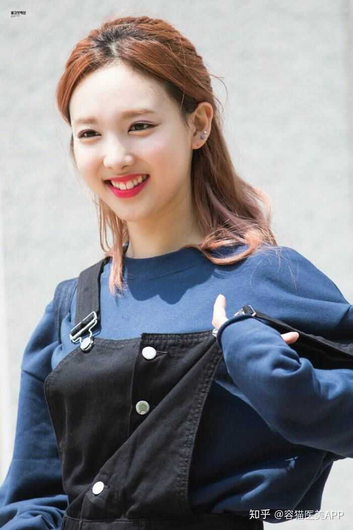 林娜琏是韩国人气组合twice的ace成员,不仅唱功了得,人气很旺,而且 笑