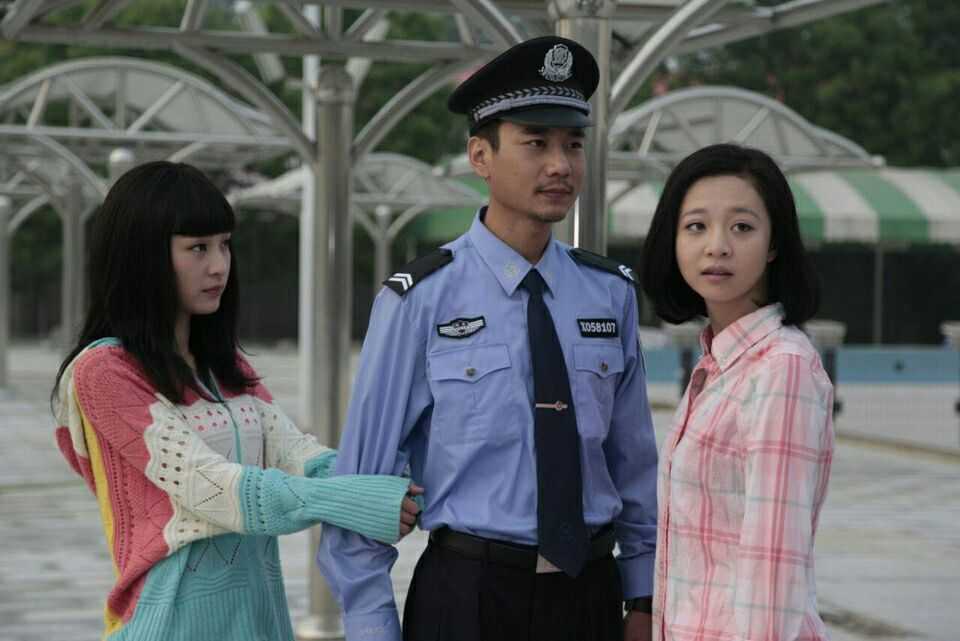 说个比较冷门的.《普法栏目剧之风雨燕归来》,男主褚良,是一名警察 .