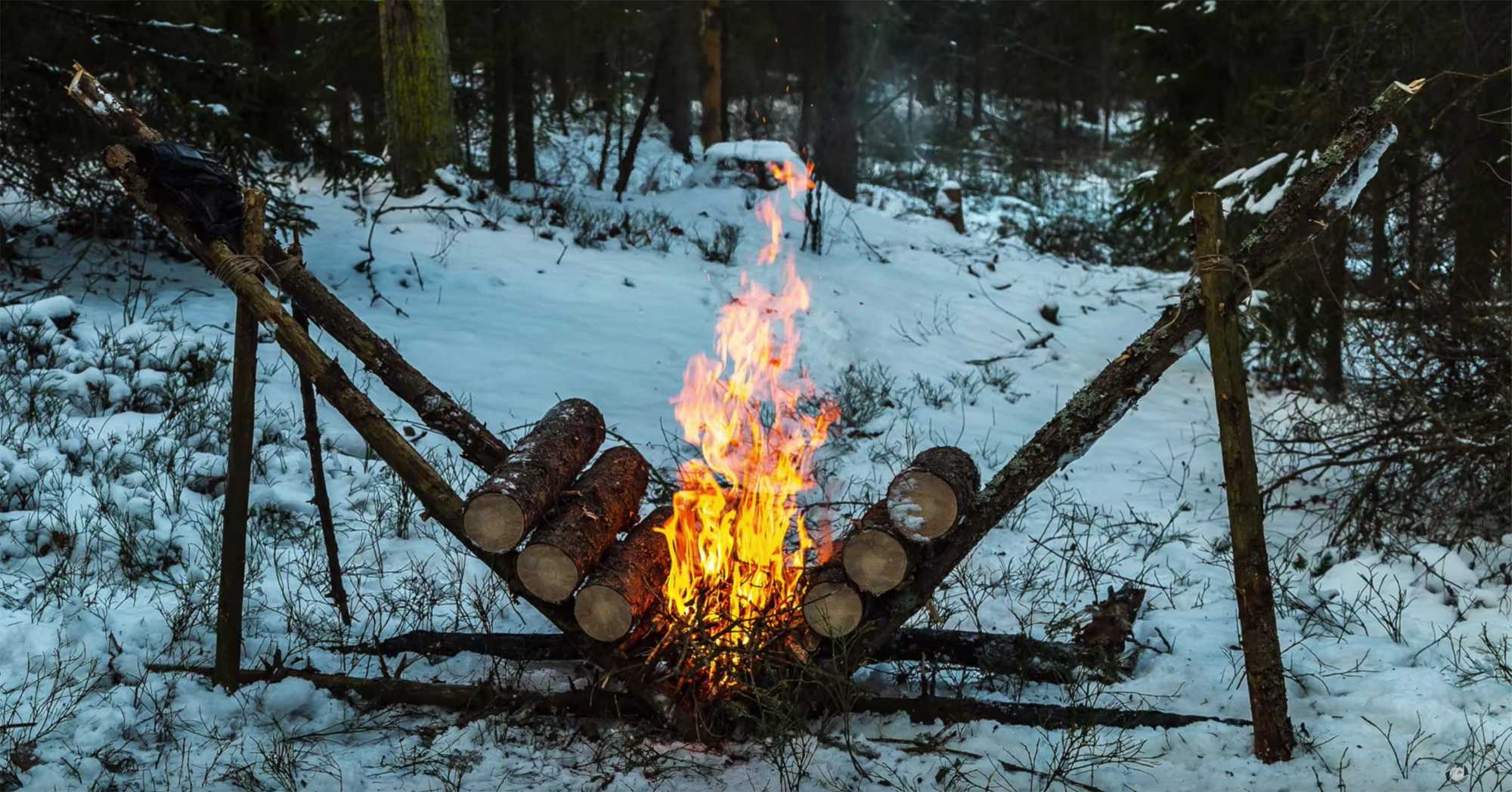 篝火如果不一只添柴肯定容易灭的,如果你的木头够多,那么试试搭一种
