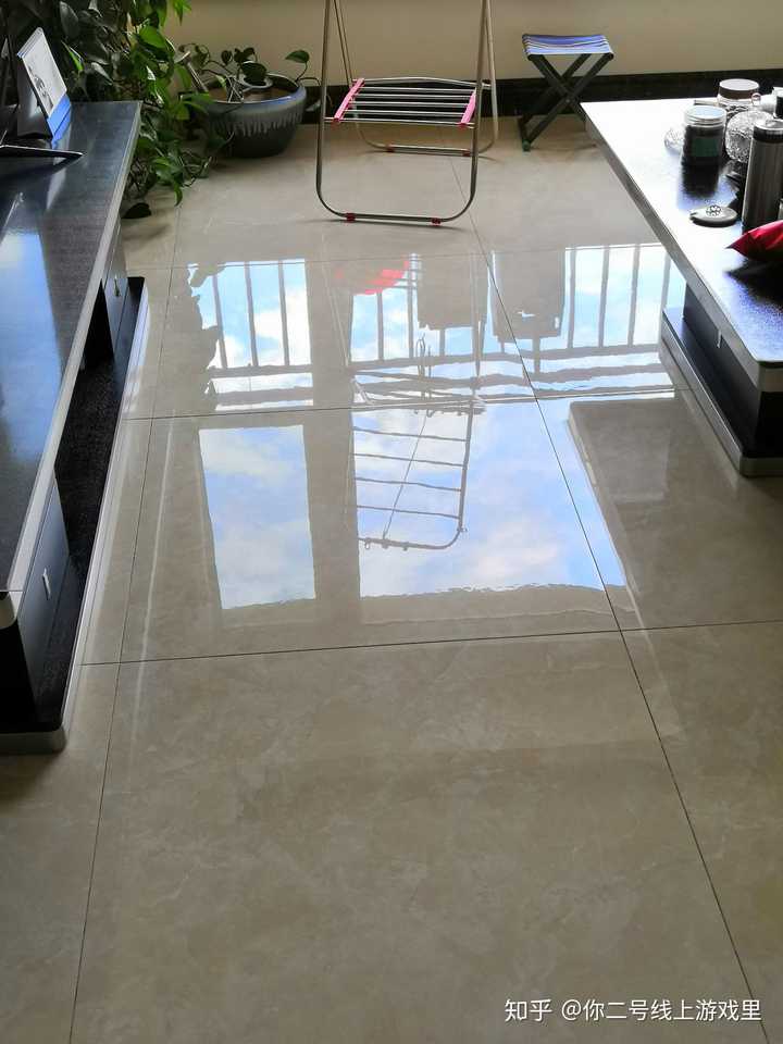 下午坐在家中 从地板的倒影中看到天空,澈净明透.