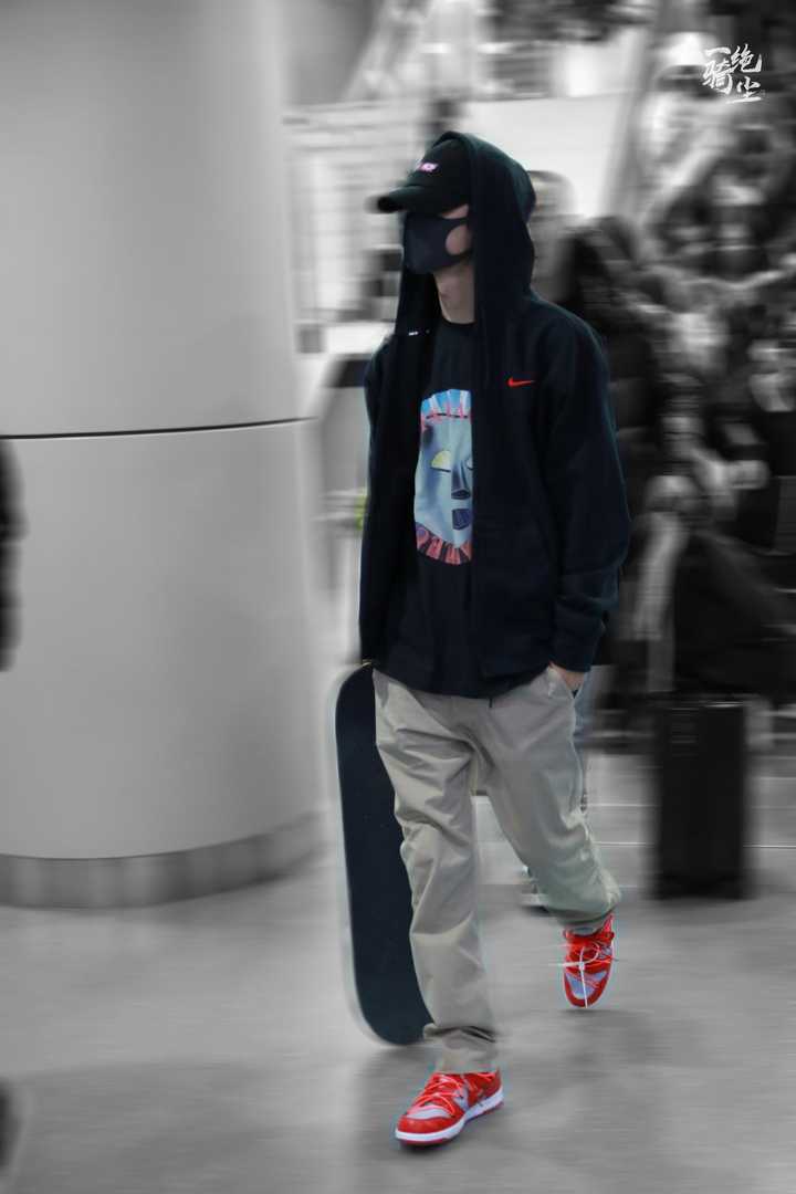 有没有王一博滑板的图