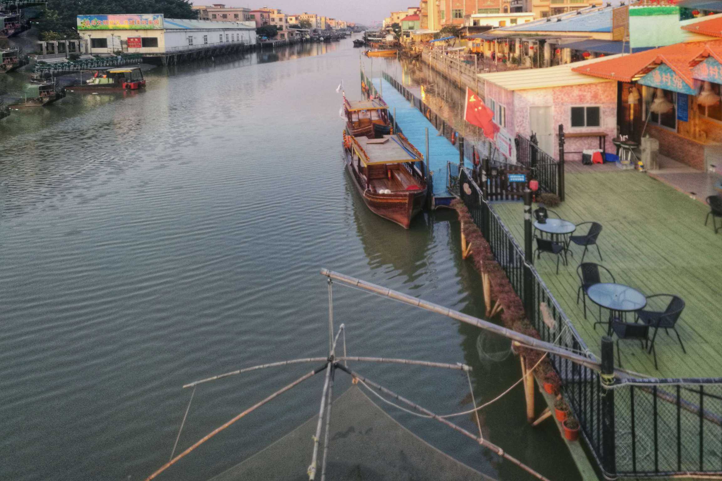 寒冷冬日傍晚的十四涌海鲜市场,顾客比平时少了很多.