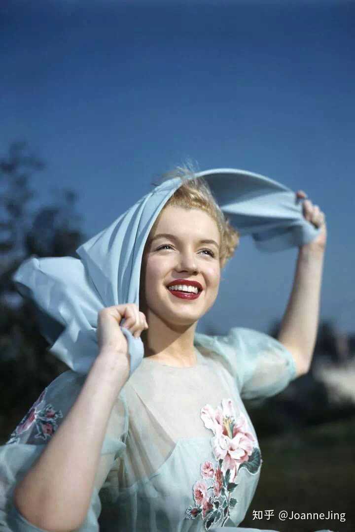 1947年的玛丽莲梦露,天真烂漫地大笑,47年也有这么潮的裙子吗?