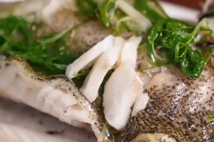 看看鱼肉整出来的蒜瓣肉效果.