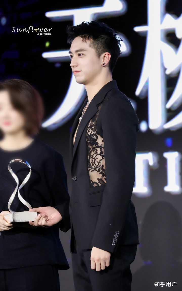 如何评价许魏洲在新浪时尚风格大赏上的镂空西装?