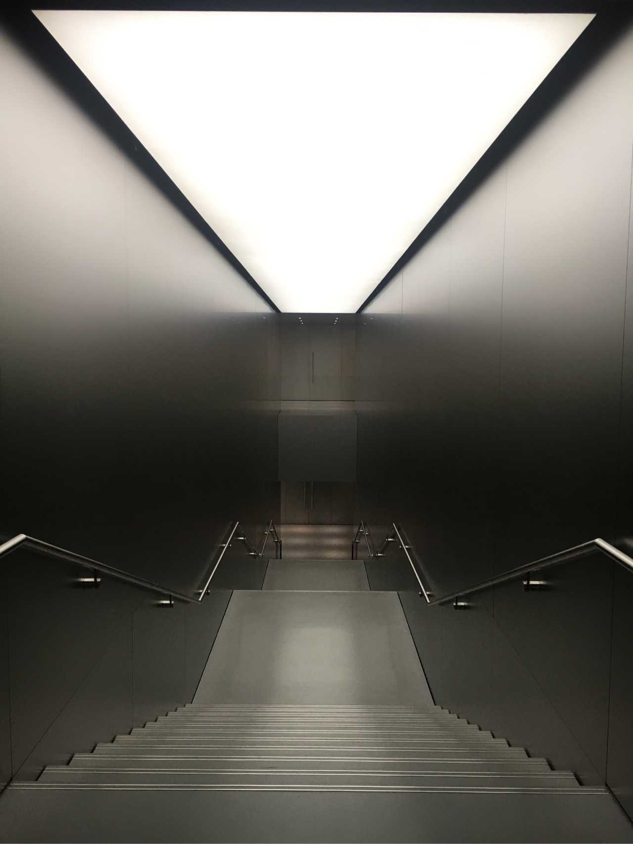 苹果店的楼梯,现代简约,还有科技层次感