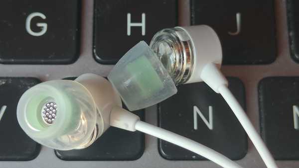 20 块的古董「有线耳机」成最火时尚单品，销量暴涨 20%，它为什么能翻红？戳中年轻人哪些心理？