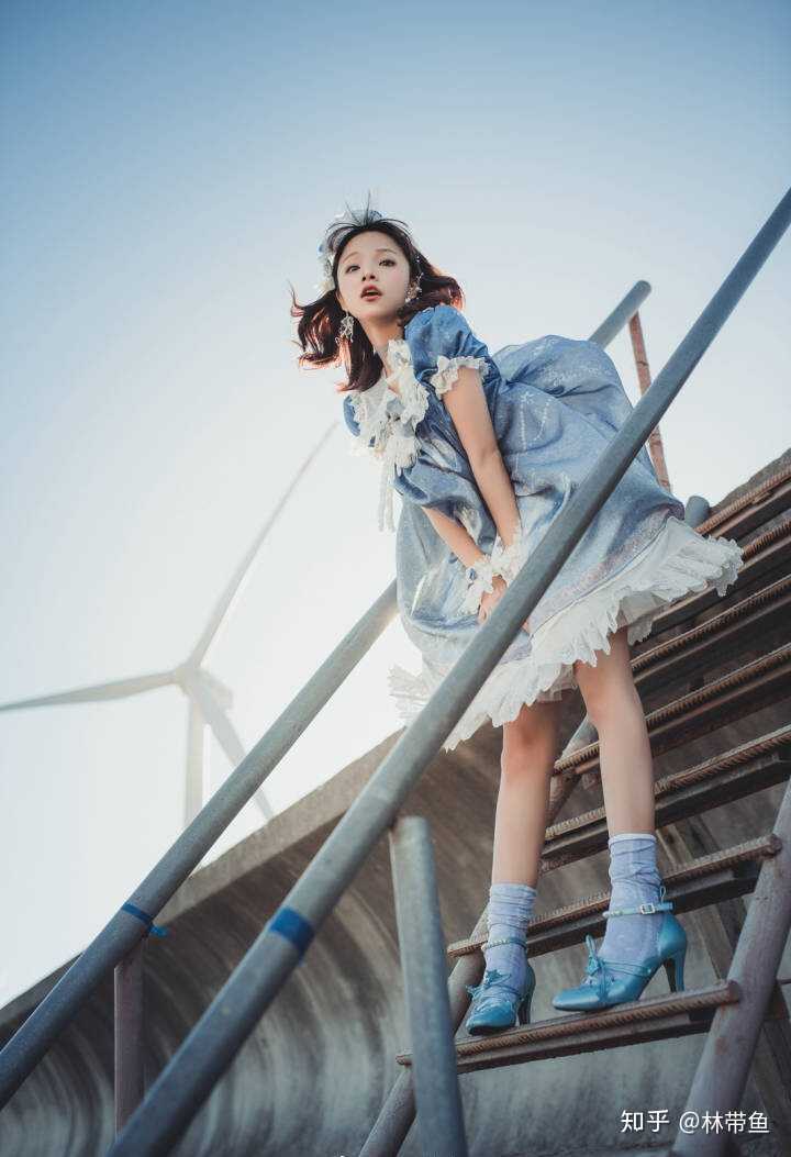 是 "无情的摆pose机器", 也是 "lo娘钱包一生之敌", 因为看到她穿裙子