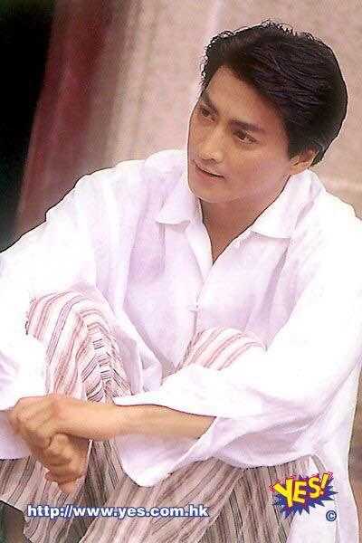 拍的实在精彩,有《风云雄霸天下》的感觉,何家劲当年正年轻,一身黑色