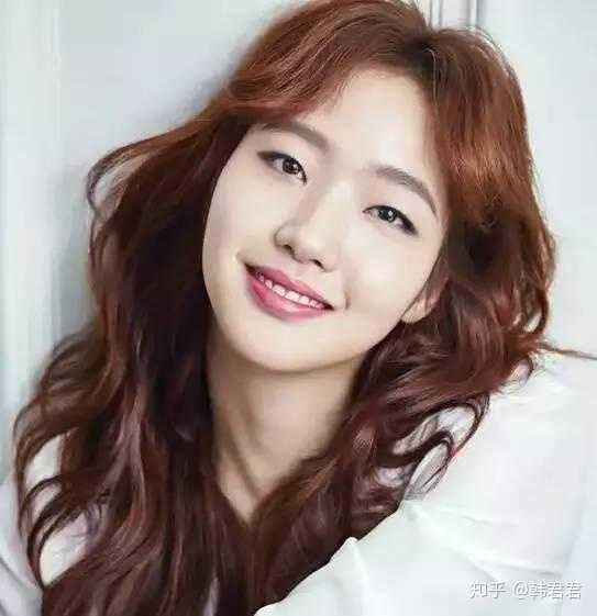 卧蚕弥补了笑起来细长的眼睛.