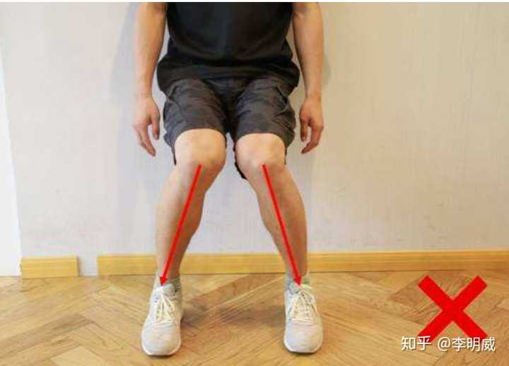 静蹲这个动作,在屈膝45度角度训练时,对股四头肌训练强度最好,同时对