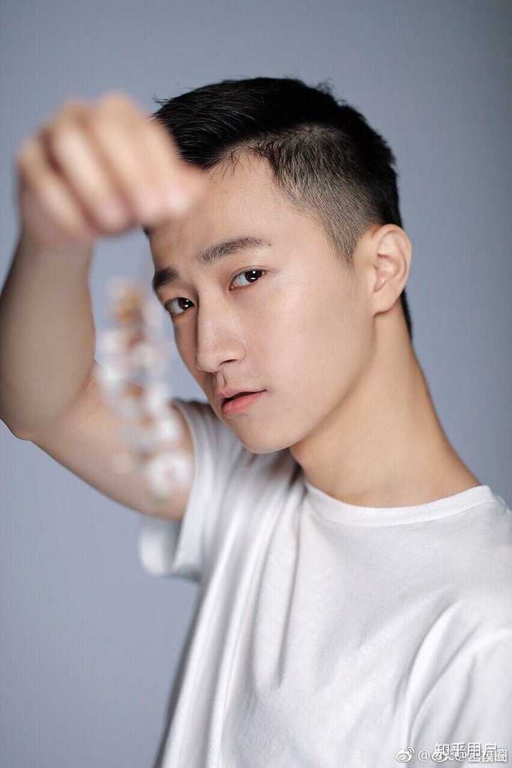 你见过的最好看的男生长什么样子?