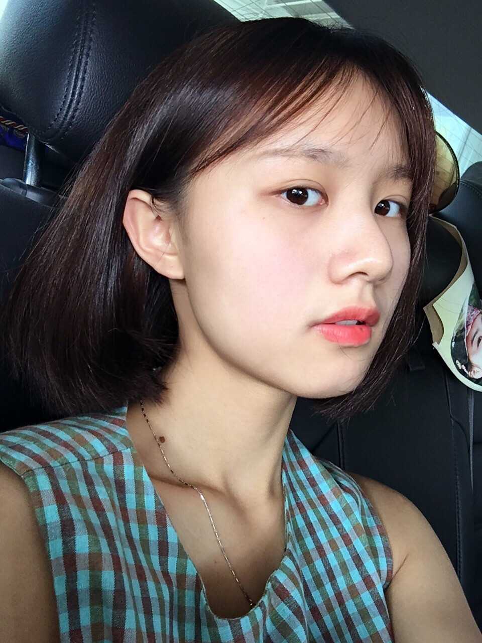 刘海四六分,头发一侧撸耳后(不能两边都撸!)   显示全部