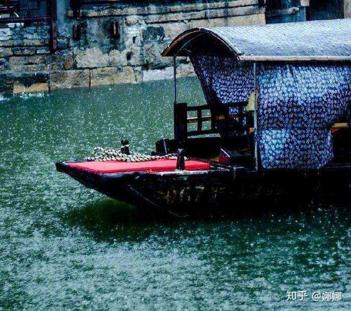 檐上雨,亭外阁,一只篷船水中游