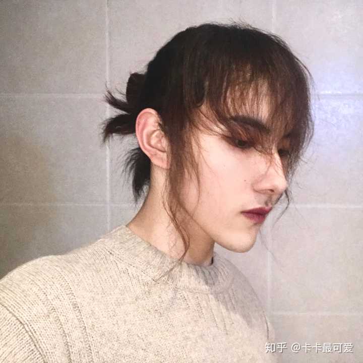 侧脸眼睛向下一丢丢 但是不要全向下 因为单眼皮会把向下全部的眼皮