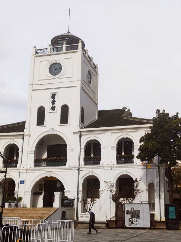 我期待变成自信充满生命力的人，该怎样去改变现在每天漫无目的的内耗和懒惰？