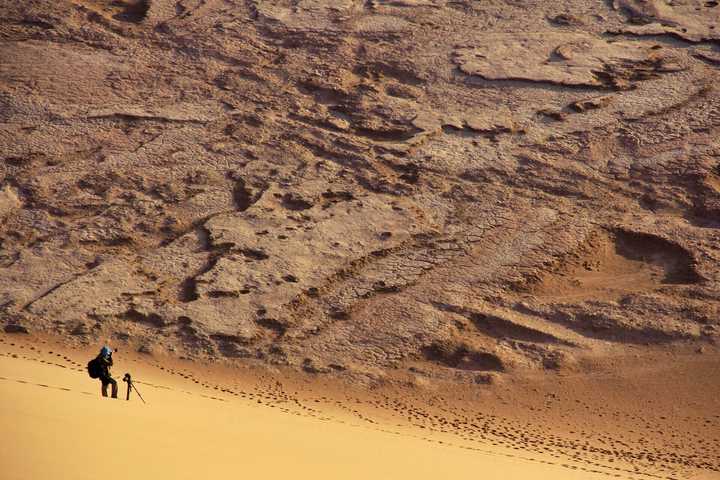 假如把沙漠的沙子全部掏空,那么沙漠底下的地貌是什么样的?