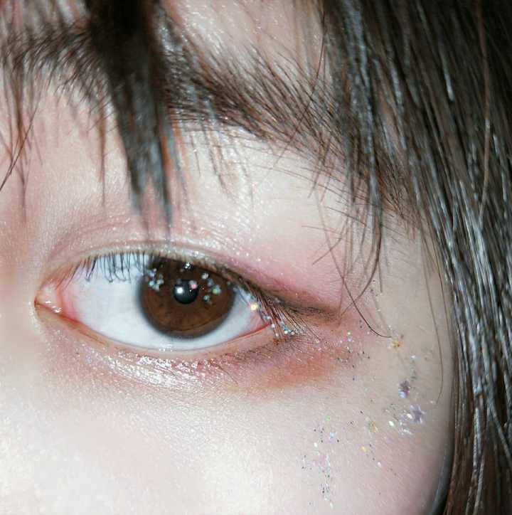 不请自来…… 五官中满意度最高的就是眼睛所以厚颜无耻来强答一波!