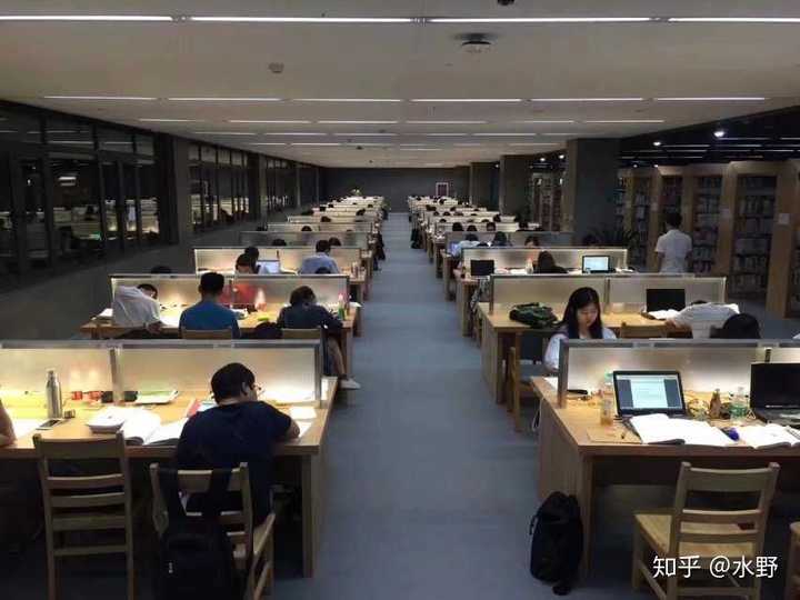 北京邮电大学的图书馆或教室环境如何?是否适合上自习?