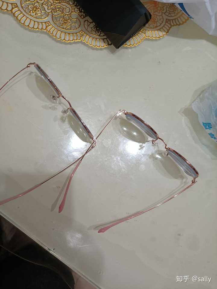 900度眼镜167折射度这么厚正常吗?