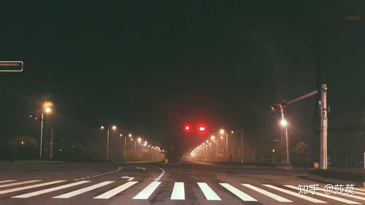 发现见到凌晨五点的马路并不是一件难事.