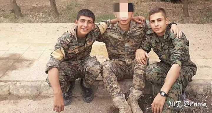 我突然想起一位叙利亚女兵说:"我们厌恶战争,也不想当英雄,我们拿起