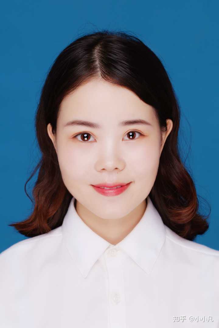 拍蓝底证件照穿什么颜色的衣服好? - 知乎