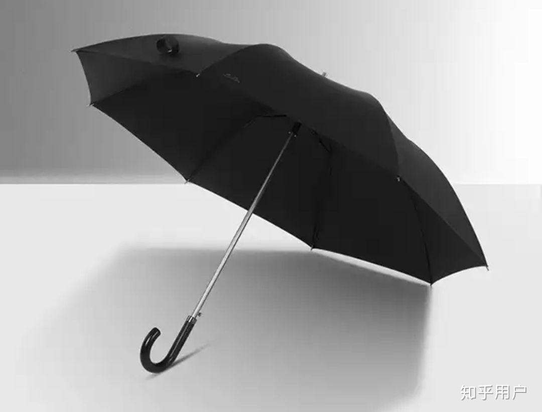油纸伞是世界上最早的雨伞，纯手工制成，是中国古人智慧的结晶