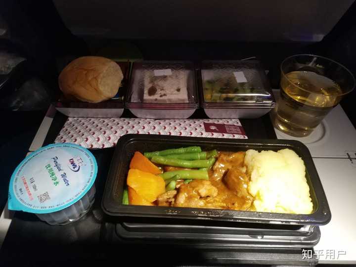 卡塔尔航空经济舱免费提供饮食吗?