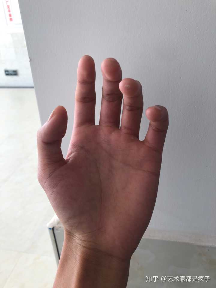 我想看看弹吉他的手 是不是都很秀气那种?