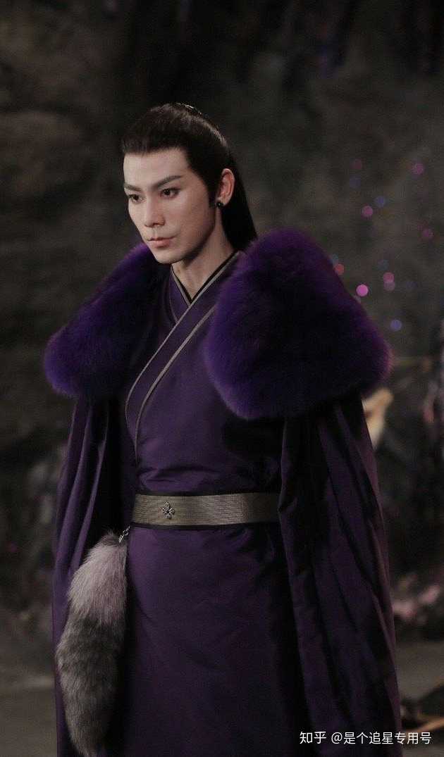 相比之下几个魔君的衣服真的比较精致,那个聂初寅的的毛茸茸的披肩我