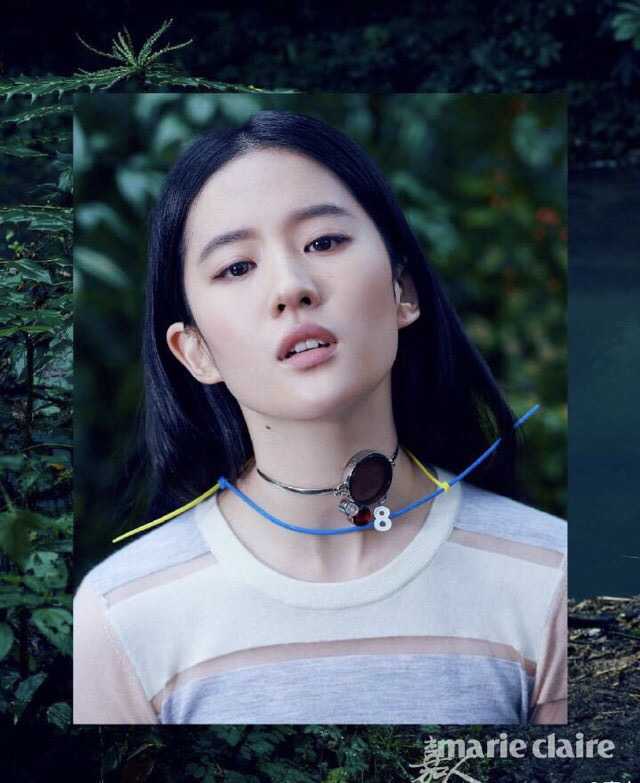 同样都是微微仰起头,想表达「欲语还休」的意思,刘亦菲姿势太刻意了