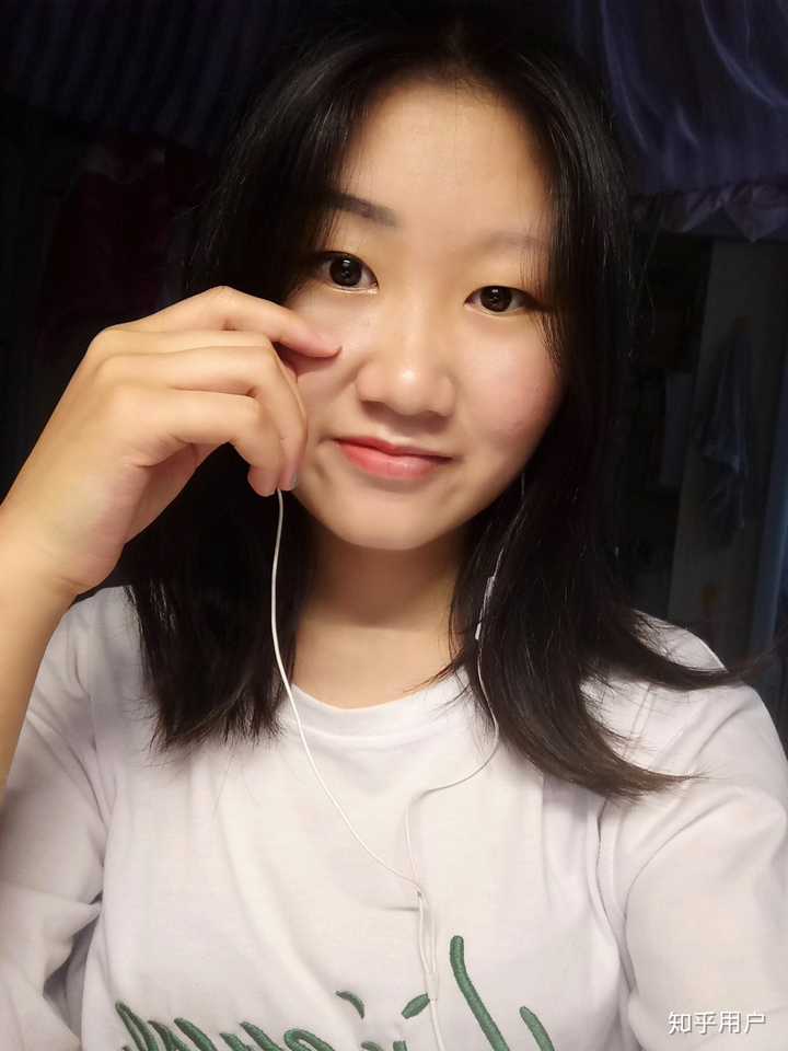 没错,没眉毛,肿泡眼内双,塌鼻,盘子脸说的就是本人无疑了.