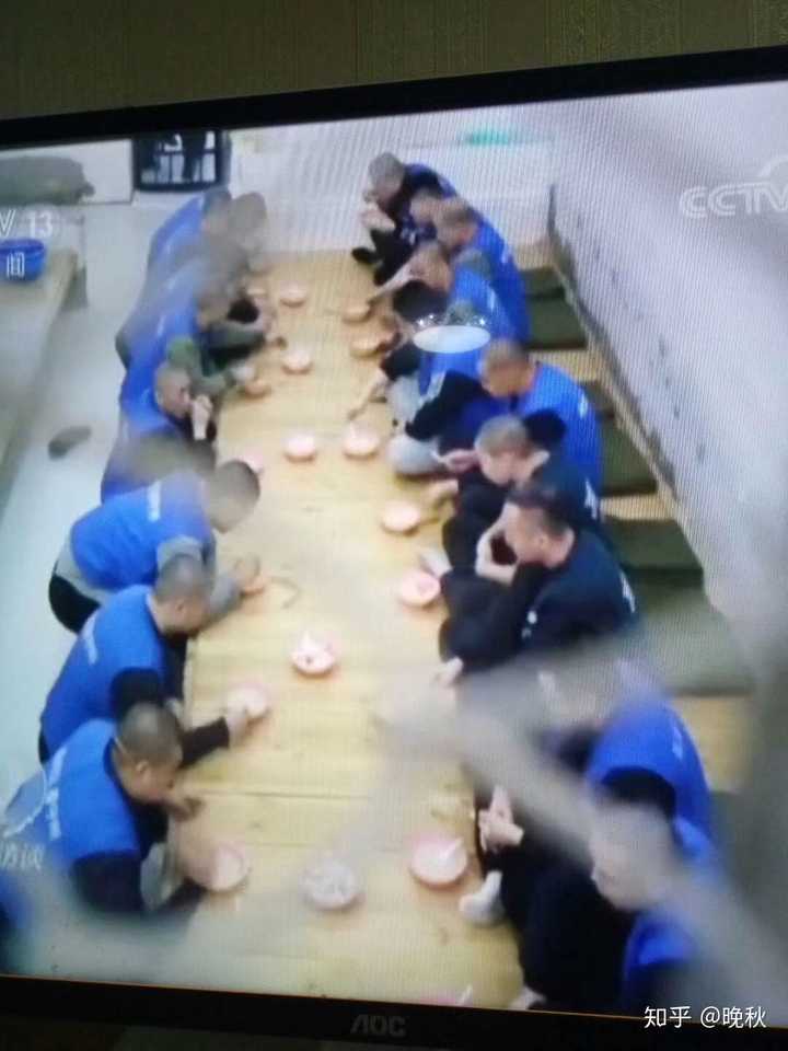 再说说号房的犯人吧,我觉得有一部分人心地都不坏,那时候也没少蒙受