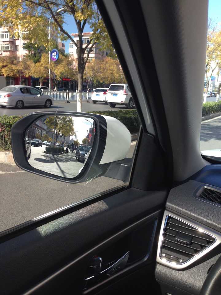 今天坐她车,发现她在车子正常向前行驶的时候,经常看左右后视镜观察