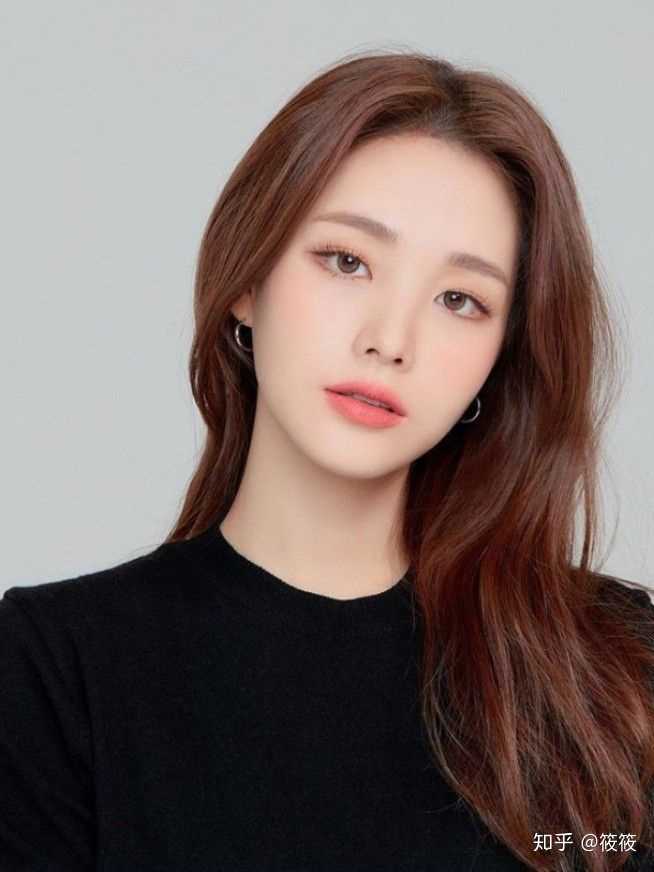 本人大一新生肤色偏黄想染发最好是低调显白的颜色所以想问一下大家有